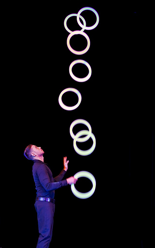 Thomas Janke am jonglieren im GOP Varieté Theater München
